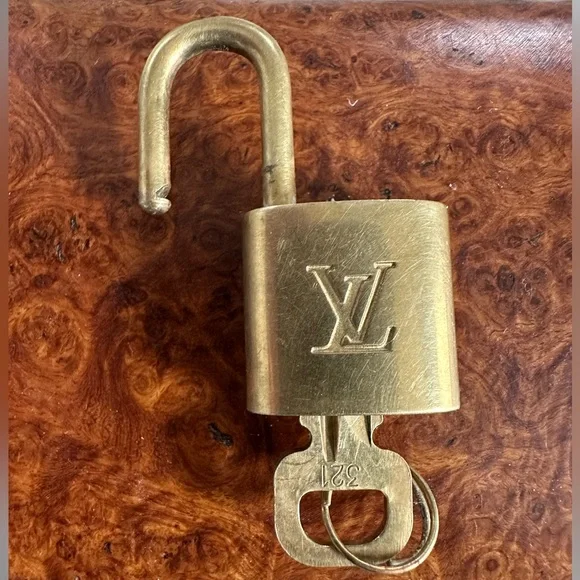 Louis Vuitton LV #321 Lock & Key set in great condition - Picture 8 of 9